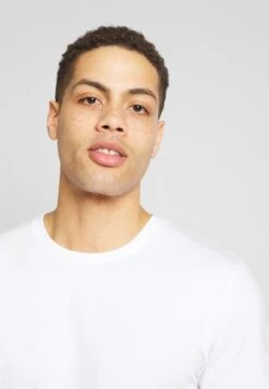 Pier One 3 Pack - T-Shirts - White/Dark Blue/Red 11 Pier One 3 Pack - T-Shirts - White/Dark Blue/Red -Pier One bb58520a3fdd4addbd204975d9a479ed