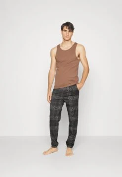 Pier One -Pier One f6850a0c658c479bb7af1659f1a4dbc8